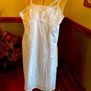 White ladies slip. Never worn. Small size.